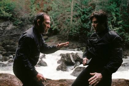 Tommy Lee Jones y Benicio Del Toro, maestro y discípulo, enfrentados como si vivieran en un estado de naturaleza 