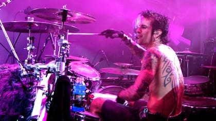 Tommy Lee logró salir con clase del blooper