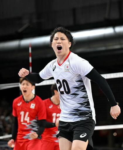 Tomohiro Yamamoto, el líbero japonés, celebra la conquista del primer set.. (Photo by Natalia KOLESNIKOVA / AFP)