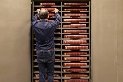 Tomos de la edición Voyage aux Règions Equinoxiales du Nouveau Continent, de Humboldt y Bonpland, que son custodiados por Carlos Caravajal, biblieotecario en la Fundación Miguel Lillo, y fuente de consulta permanente para los científicos.