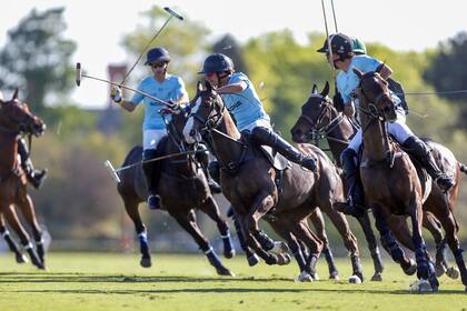 Tomy Panelo a fondo, como Bensadón, Taranco y todo Cría La Dolfina, que le dio velocidad al juego y se basó en eso para vencer a un La Irenita enredado en un polo corto y zigzagueante.
