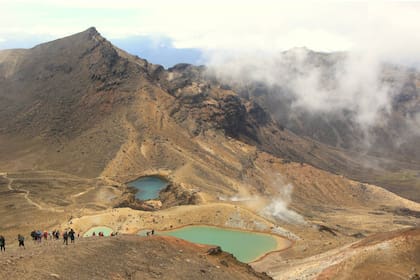 Durante el trayecto se bordean lagunas de altura color esmeralda.
