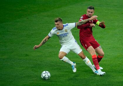 Toni Kroos cuida la pelota ante la marca de Henderson; el alemán es desde hace 8 temporadas un hombre clave en Real Madrid