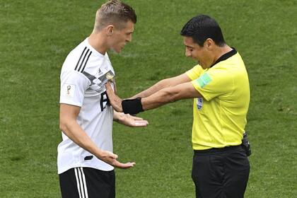 Toni Kroos increpa al referee Alireza Faghani