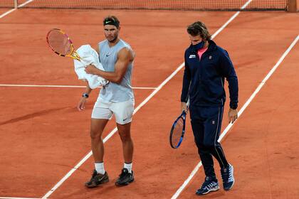 Rafael Nadal y Francisco Roig durante una práctica en Roland Garros.