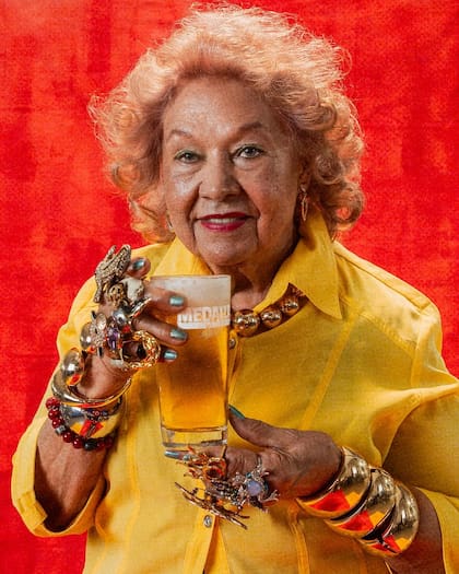 Toñita ha mantenido al Caribbean Social Club como un espacio de la cultura puertorriqueña en la Gran Manzana (Instagram/@medallalight/@tonitasny)