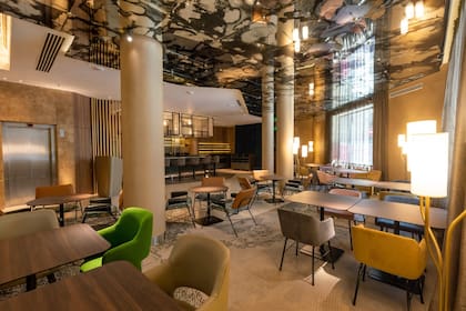 Tonos cálidos, espejos y muebles confortables en el nuevo lobby