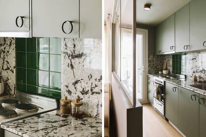 Tonos de verde mate y brillante, expresados de distinto modo en los tiradores de hierro o las vetas del granito. Mesada y alzada de granito ‘Alpinus’. Plafones (Kolor Iluminación). Muebles en melamina ‘Safari’ de Faplac con tiradores cuarto creciente XL (todo diseño de Camila Monge)