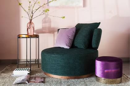 Tonos de verde, violeta y destellos en una paleta alejada del minimalismo