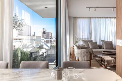 Tonos similares, riqueza de texturas. Aquí conviven maderas nobles, superficies pulidas y textiles con trama, como el lino 'Tibet' (Zanav) con el que se tapizaron las poltronas de roble de María Garzón Maceda.