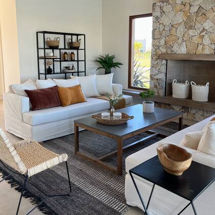 Tonos tierra y texturas naturales se lucen en los almohadones de DellaCasa.