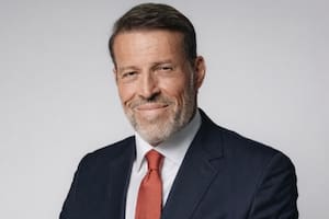 Tony Robbins, experto en crecimiento personal: "Estar enfocado en uno mismo genera sufrimiento; la mente busca lo que está mal"