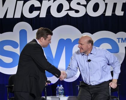 Tony Bates y Steve Ballmer, CEO de Skype y de Microsoft, respectivamente, al anunciar la venta de la compañía por US$8500 millones