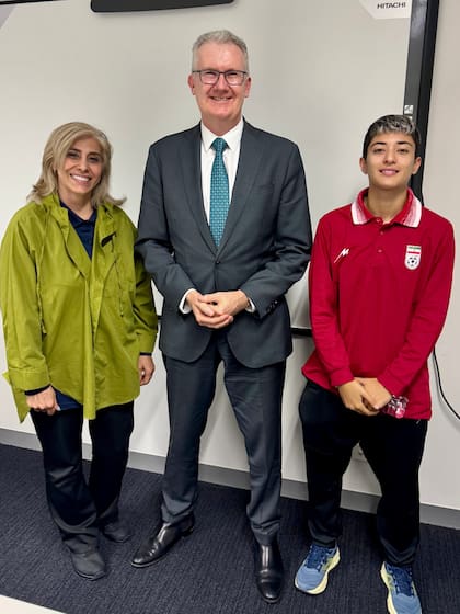 Tony Burke junto a dos integrantes de la selección iraní de fútbol que recibieron visas humanitarias en Brisbane, el martes 10 de marzo de 2026 (Australia Minister of Home Affairs via AP)