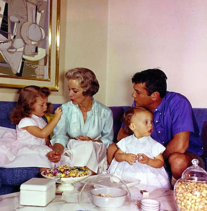 Tony Curtis y Janet Leigh con sus hijas Kelly y Jamie Lee