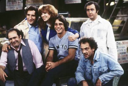 Tony Danza (centro) fue dueño de la quesería por muchos años. En la imagen, junto con Danny De Vito, Judd Hirsch, Marilu Henner, Andy Kaufman y Christopher Lloyd, el elenco de la icónica serie Taxi