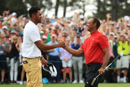 Tony Finau felicita a Tiger Woods por su triunfo en el Masters 2019 en el green del 18; el californiano fue su inspiración desde muy chico