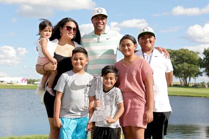  Tony Finau junto con su esposa Alayna y sus cinco hijos, poco después de ganar el 3M Open en Minnesota, dos domingos atrás