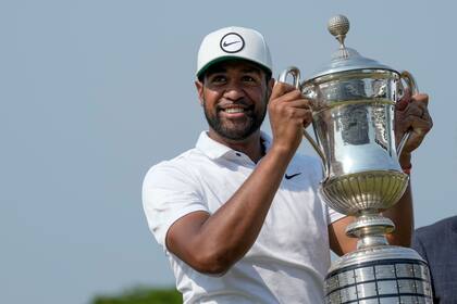 Tony Finau sostiene el trofeo de campeón del México Open, en Puerto Vallarta