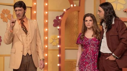 Tony Hale interpreta al presentador de televisión, mientras que Anna Kendrick y Daniel Zovatto interpretan a Cheryl Bradshaw y Rodney Alcalá en La mujer del momento