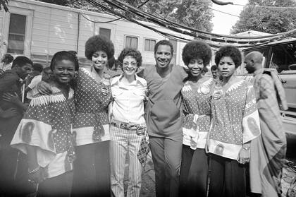 Tony Lawrence (en el mediocon camisa oscura) en el Harlem Cultural Festival, en 1969