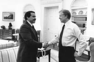 Tony Méndez condecorado en secreto por Carter, en el Salón Oval de la Casa Blanca