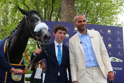 Tony Parker junto a su potranca Mangoustine y al peón de la yegua