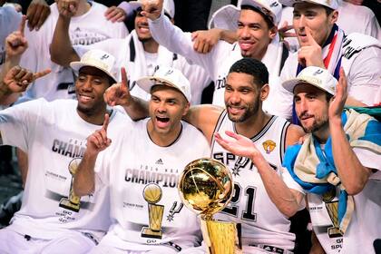 Tony Parker, Tim Duncan, Manu Ginóbili, en el título de 2014 de la NBA; el Big Three más ganador de la historia