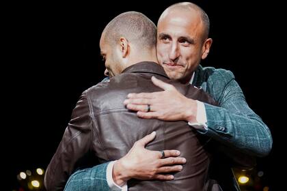 Tony Parker y un abrazo en el festejo en el parquet de San Antonio