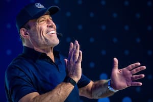 Tony Robbins, experto en crecimiento personal: "Estar enfocado en uno mismo genera sufrimiento; la mente busca lo que está mal"
