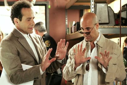 Tony Shalhoub y Stanley Tucci en una escena de la serie