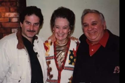 Tony Spera, a cargo hoy del museo, y sus suegros Lorraine, que falleció el año pasado, y Ed Warren, muerto en 2006