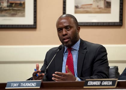 Tony Thurmond, superintendente de Instrucción Pública y candidato a gobernador de California, apoya un impuesto a multimillonarios que Newsom quiere bloquear