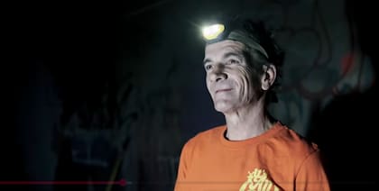 Tony vive desde hace seis años en los túneles de Las Vegas, junto a su pequeña mascota, una gata