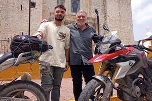 Son padre e hijo y van en moto de Córdoba a Estados Unidos a ver el Mundial