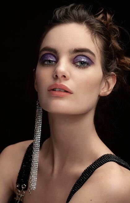 Top de red (Halcyon Rue, $3400), pendientes de strass (Halcyon Rue, $400).