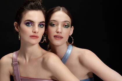 Top de un sol bretel (Nudo, $1080 c/u). Argollas (Isadora, $119 c/u).