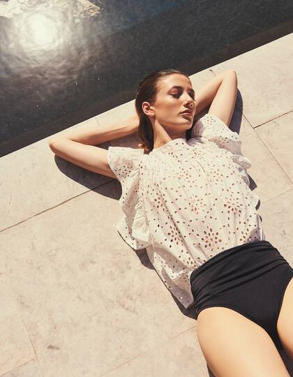 Top en broderie (Desiderata), culotte tiro alto (Caro Cuore)