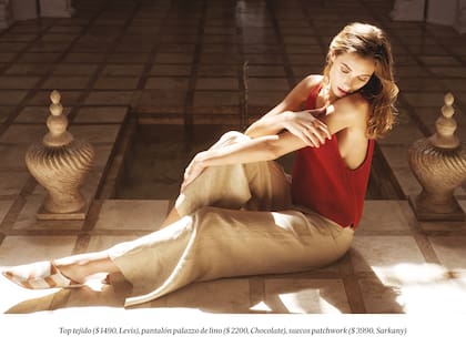 Top tejido ($ 1490, Levis), pantalón palazzo de lino ($ 2200, Chocolate), suecos patchwork ($ 3990, Sarkany)