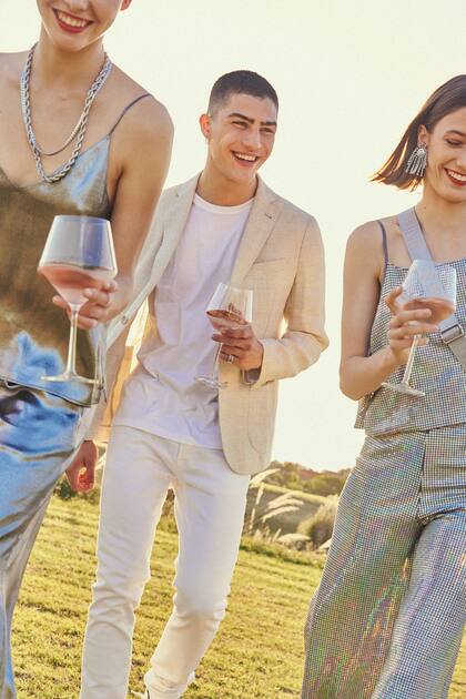 Top y pantalón pijama (Prüne), cadenas de acero quirúrgico plata (By Margot Jewelry). Saco de lino, remera y pantalón denim (Etiqueta Negra). Top y palazzo en lentejuelas (Las Pepas), aros (Fahoma)