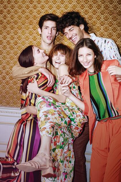 Top y pantalón rayado (Gabatt). Top y pantalón con print flores (Las Pepas), sandalias (Prüne). Saco anaranjado (Vitamina), top rayado (Las Pepas), pantalón babucha (Mirta Armesto). Atrás, camisa de lino con cuello mao (Bensimon). Camisa con print y pantalón de lino (Bensimon)