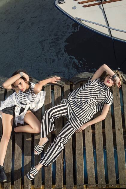 Top y short (Cómo quieres que te quieran), campera estampada (Custo Barcelona), zapatillas de cuero (Nike), pulsera de cadenas (Prüne). Maxicamisa a rayas (Perramus), pantalón oversize (Tucci), sandalias con plataformas (Paruolo)