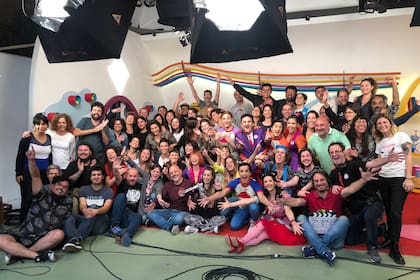 El equipo a pleno del Junior Express en la fiesta del último día de grabación