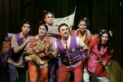 Topa y su banda de traviesos personajes