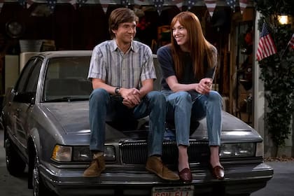 Topher Grace y Laura Prepon en That '90s Show