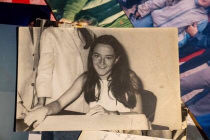 Topolansky creció en una familia numerosa, su padre ingeniero, su madre ama de casa, y asistió a un colegio de monjas dominicas.