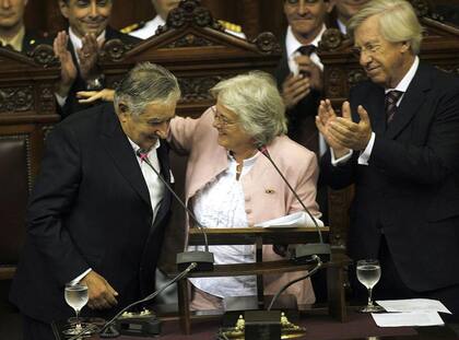 Topolansky le tomó juramento a Mujica cuando este asumió la presidencia en 2010, en un acto dentro del mismo Palacio Legislativo donde fue velado.