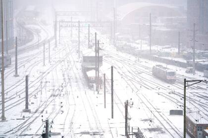TOPSHOT - An Amtrak train engine moves along tracks in the train yard at Union Station in Washington, DC, during a winter storm on January 16, 2022. - Millions of Americans were braced for heavy snow and freezing rain Sunday as a major winter storm closed in on the eastern United States, knocking power out to an estimated 200,000 people and counting. The "strong storm over the Southeast/Southern Appalachians will move northeastward inland from the coast to Southeastern Canada by Tuesday," the National Weather Service said on its website. (Photo by Stefani Reynolds / AFP)