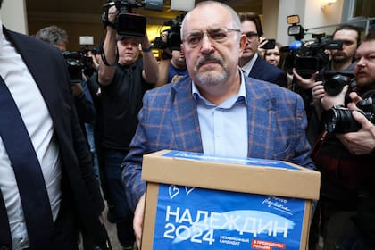 TOPSHOT - Boris Nadezhdin, the Civic Initiative Party presidential hopeful, arrives at the Central Election Commission to submit signatures collected in support of his candidacy, in Moscow on January 31, 2024. (Photo by Vera Savina / AFP)�