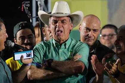 TOPSHOT - Brazilian President and re-election candidate Jair Bolsonaro gestures during a campaign rally in Guarulhos, Brazil, on October 22, 2022. - Brazil's far-right President Jair Bolsonaro said Friday he would accept possible defeat in the second round of the presidential election on October 30 provided "nothing abnormal" occurs during the vote. (Photo by CAIO GUATELLI / Caio Guatelli / AFP)